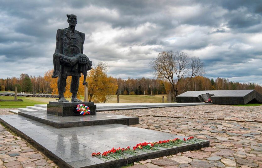 Экскурсии по Беларуси на Мемориальный комплекс "Хатынь"