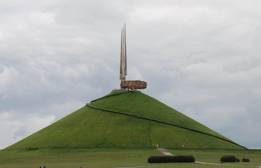 Экскурсии по Беларуси на Мемориальный комплекс «Курган Славы»